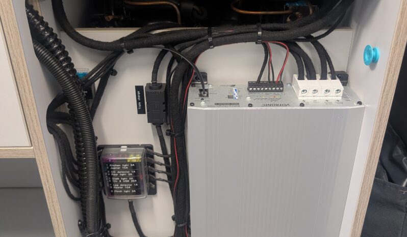 TOYOTA ALPHARD AUTOMATIC POP-TOP CAMPERVAN **BEAUTIFUL HIGH END CONVERSION** full